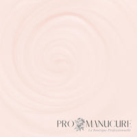 Texture vernis semi-permanent Anastasia NGV105. Couleur rose poudré très clair et onctueux au fini crème.