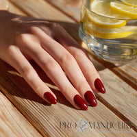 Manucure réalisée avec le vernis semi-permanent 1944 Paris Gel Vegan, teinte Aveline NGV278. 