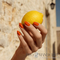 Manucure réalisée avec le vernis semi-permanent 1944 Paris Gel Vegan, teinte Coralie NGV275.
