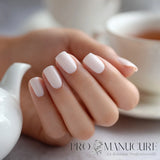 Manucure réalisée avec le vernis semi-permanent 1944 Paris Gel Vegan, teinte Lydie NGV101. Formule professionnelle sans Hema, sans TPO