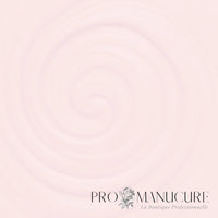 Texture vernis semi-permanent Mathilde NGV104. Couleur rose milky vaporeux et onctueux au fini crème.