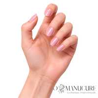 Manucure rose tendre pastel réalisée avec le vernis semi-permanent vegan 1944 Paris Arielle NGV289 sur une main à peau claire.