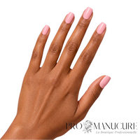 Vernis semi-permanent 1944 Arielle NGV289 rose pastel brillant sur ongles amande et peau foncée.