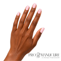 Vernis semi-permanent vegan 1944 Paris Aurélia rose clair sur ongles brillants et peau foncée.