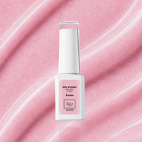 Flacon du vernis semi-permanent vegan 1944 Paris Ivana 7 ml sur fond rose pastel aux fines particules scintillantes.