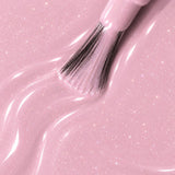 Texture du vernis semi-permanent vegan 1944 Paris Ivana, rose pastel aux micro-paillettes scintillantes, avec pinceau applicateur.