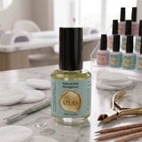 Flacon de Natural Nail Strengthener ATLAS 15ml, présenté dans un environnement professionnel d'onglerie sur une table en marbre.