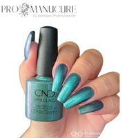 Manucure realisee avec le vernis semi-permanent CND Shellac Teal-Tricity, teinte bleu sarcelle métallique scintillant, formule sans TPO.
