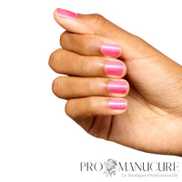 Manucure professionnelle réalisée avec le vernis semi-permanent rose pailleté OPI Dopa-mani sur une main aux ongles courts.