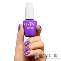 Main aux ongles peints en violet crème tenant le flacon de vernis semi-permanent OPI GelColor Glowin' on Vacay, formule sans HEMA.