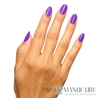 Manucure professionnelle réalisée avec le vernis semi-permanent violet éclatant OPI Glowin' on Vacay sur des ongles longs en amande.