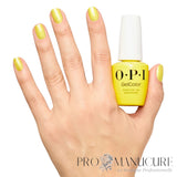 Manucure réalisée avec le vernis semi-permanent OPI GelColor Paintin' On Sunshine, un jaune vif pailleté, présentant la bouteille du vernis