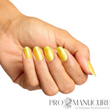Manucure réalisée avec le vernis semi-permanent OPI GelColor Paintin' On Sunshine, un jaune vif pailleté, avec une formule professionnelle sans TPO ni HEMA,.