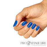 Manucure sur ongles en amande avec le vernis semi-permanent bleu cobalt OPI Sea-ze the Day, fini brillant et opaque sans HEMA.