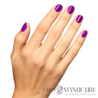 Manucure professionnelle avec le vernis semi-permanent violet intense OPI Ultra Violet Daze sur ongles ovales.