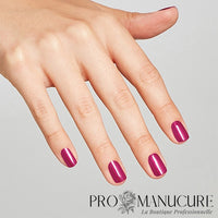 OPI-GelColor-Vernis-Semi-Permanent-Merry-In-Cranberry-Hand
