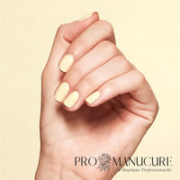 OPI-Vernis-Traditionnel-Blinded-by-the-ring-light-Hand