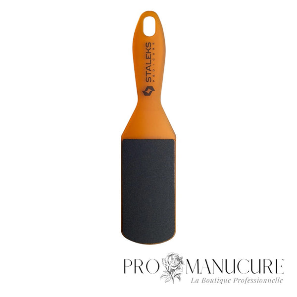 Zoom râpe pieds plastique Staleks AE 10/3 manche ergonomique grande surface de travail abrasif résistant humidité pour callosités talons et finition