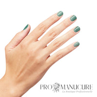Vernis-Semi-Permanent-GelColor-OPI-Pose-In-Ivy-Hand