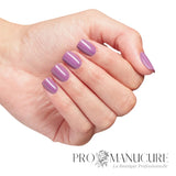 Vernis-Semi-Permanent-GelColor-OPI-Vogue-En-Violet-Hand