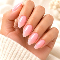 Manucure rose clair réalisée avec le Gel Builder Atlas Cotton Candy