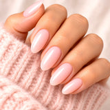 Manucure rose nude laiteux réalisée avec le Gel Builder Atlas Believe Me