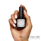 Ongles blanc crème brillant avec le flacon CND Shellac All Frothed Up