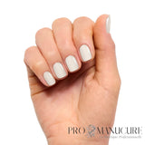 Manucure courte et élégante en blanc ivoire réalisée avec CND Shellac All Frothed Up