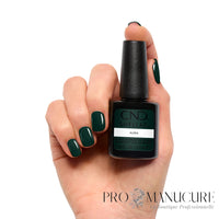 Manucure vert sapin brillant avec le flacon CND Shellac Aura