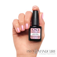 Ongles rose tendre irisé et flacon de vernis semi-permanent CND Shellac Blush Teddy