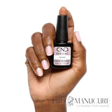 CND Shellac Bouquet 12,5 ml Sans TPO avec rendu rose pâle laiteux sur les ongles