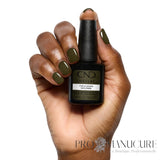 CND Shellac Cap & Gown vert kaki foncé porté sur les ongles avec flacon