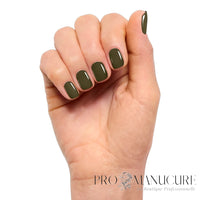 CND Shellac Cap & Gown vert kaki foncé porté sur les ongles