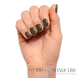 CND Shellac Cap & Gown vert kaki foncé porté sur les ongles