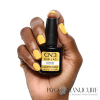 Manucure jaune soleil réalisée avec CND Shellac Cockatoo et flacon professionnel