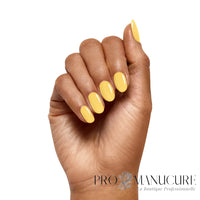 Ongles jaunes lumineux avec finition crème brillante CND Shellac Cockatoo
