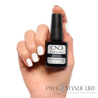 CND Shellac Cream Puff blanc opaque porté sur les ongles avec flacon 12,5 ml