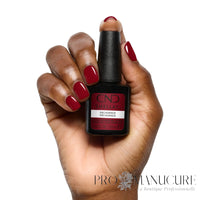 CND Shellac Decadence rouge bordeaux porté sur les ongles avec flacon