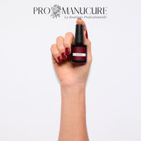 CND Shellac Decadence rouge profond sur ongles peau claire