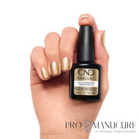 Ongles dorés métallisés avec le flacon CND Shellac Gold Hardware 12,5 ml