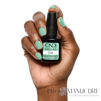 CND Shellac Iguana vert menthe pastel avec flacon et rendu sur les ongles