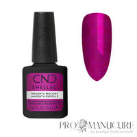 CND Shellac Magenta Mischief avec nuancier magenta aux reflets irisés