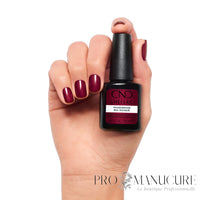 CND Shellac Masquerade avec manucure rouge bordeaux élégante