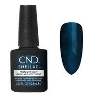CND Shellac Midnight Swim avec nuancier bleu marine profond irisé