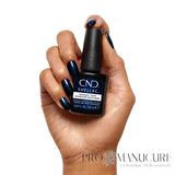 CND Shellac Midnight Swim 12,5 ml avec manucure bleu marine irisé