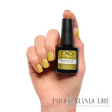 CND Shellac Mind Over Matcha avec manucure vert matcha sur les ongles