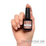 Manucure nude rosée avec le vernis semi-permanent CND Shellac Nude Knickers