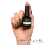 CND Shellac Olive Grove 12,5 ml porté sur les ongles avec flacon