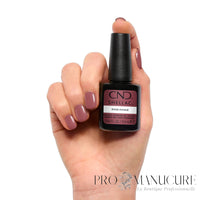 CND Shellac Rose-Mance porté sur les ongles avec flacon 12,5 ml