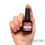 Manucure rose poudré brillant avec le flacon CND Shellac Rosebud